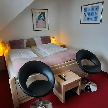 Zum Kreuzberg 호텔 3*