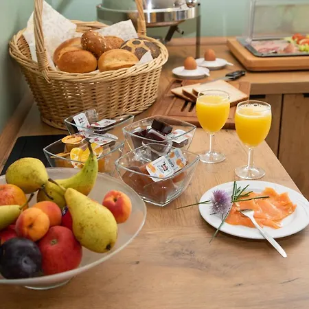 Zum Kreuzberg 호텔