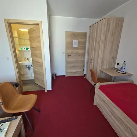 Zum Kreuzberg 3*